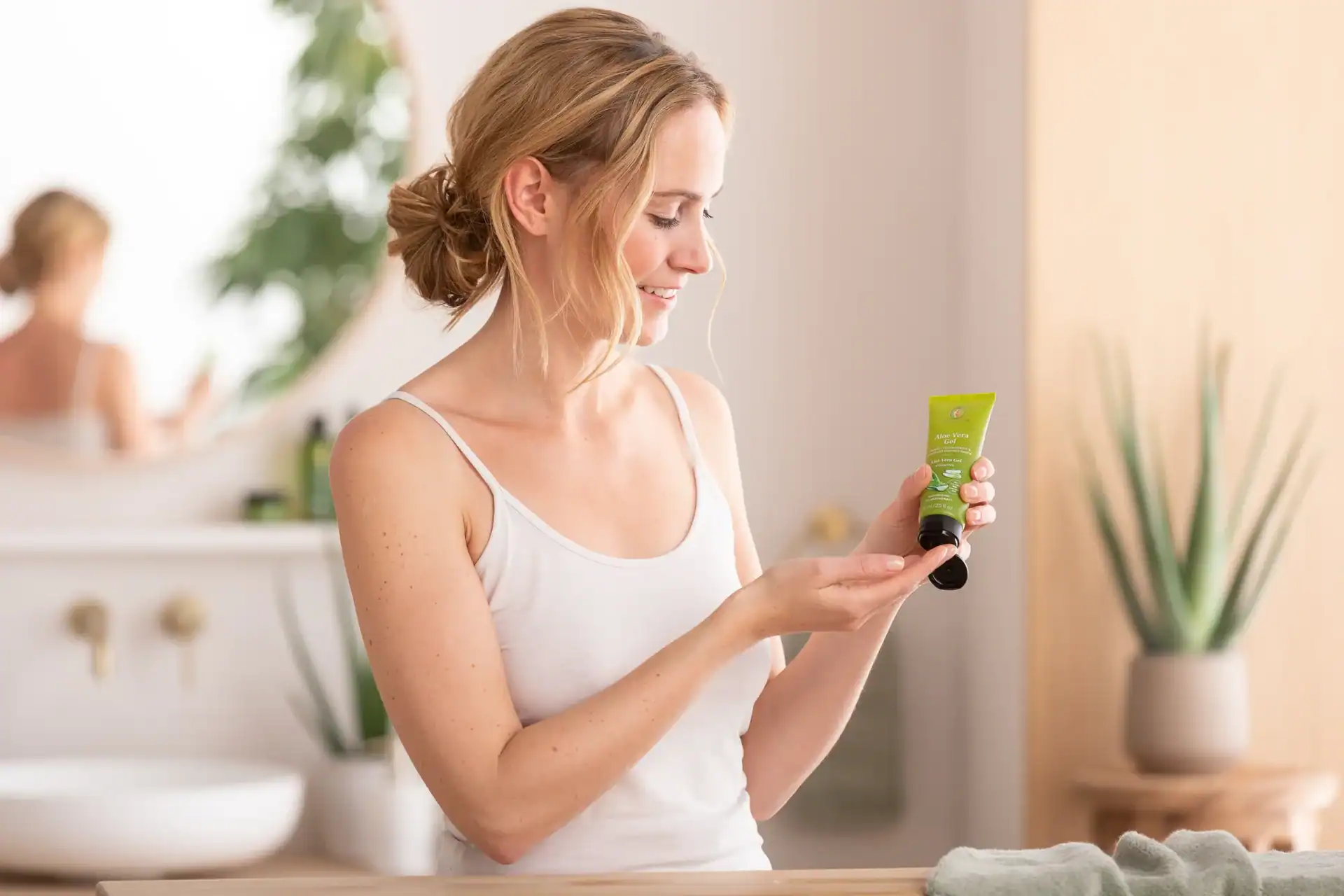 Грижа за суха кожа през зимата 74600 Aloe Vera Anwendung scaled